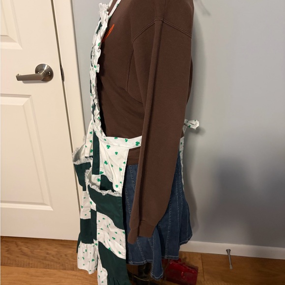 Vintage Green and White Apron with Shamrock Pattern - Picture 4 of 8